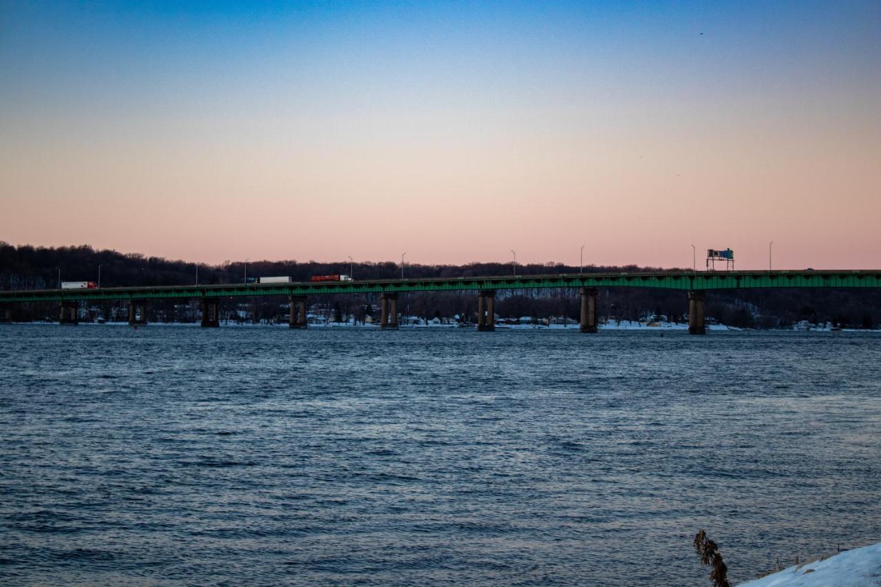 Holiday Inn Express Le Claire Riverfront-Davenport By Ihg Exteriör bild