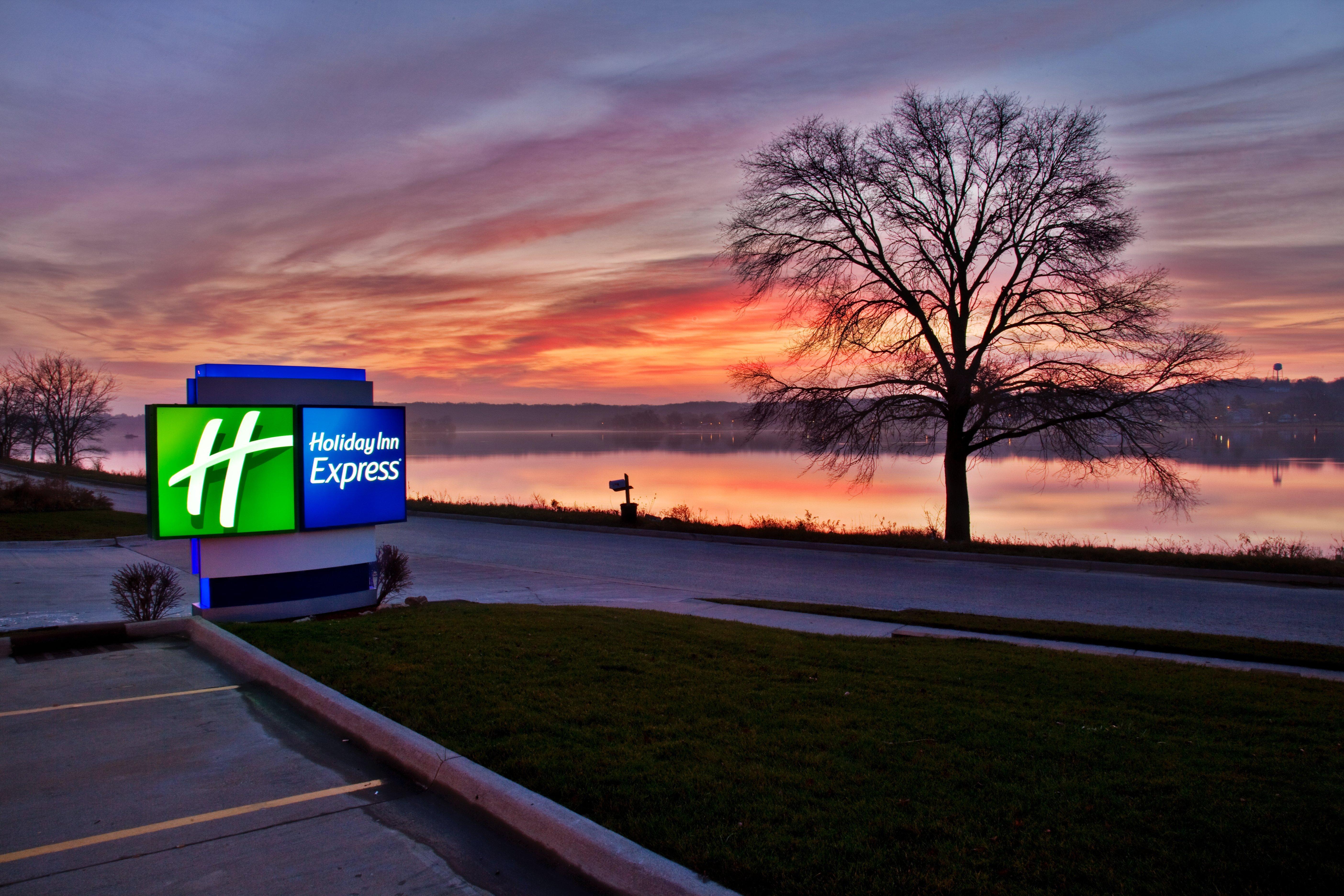 Holiday Inn Express Le Claire Riverfront-Davenport By Ihg Exteriör bild